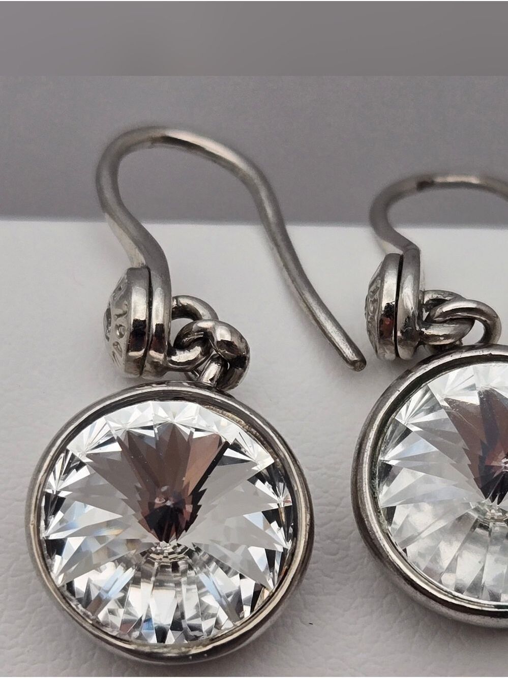 Henri Bendel Crystal Drop Earrings Swarovski Bridal Style Bezel Silver Tone 1” - Picture 4 of 12
